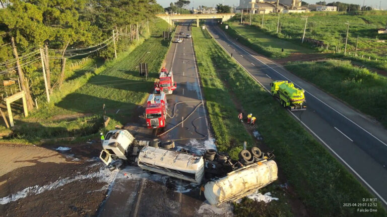 Isolados em Paulínia: carreta com combustível tomba e bloqueia rodovia