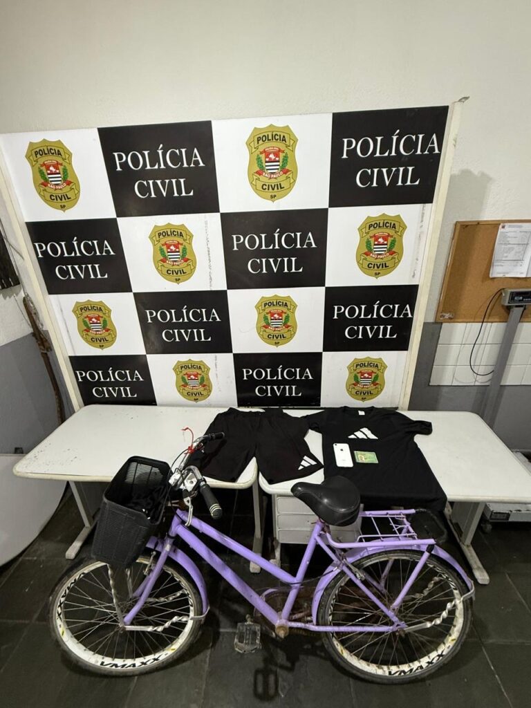 Ladrão de celular é capturado no sofá da sala em Guarujá