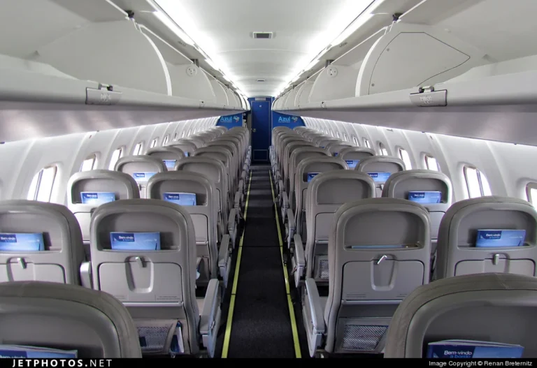 Militar tenta abrir porta de avião e atrasa voo que viria para Campinas