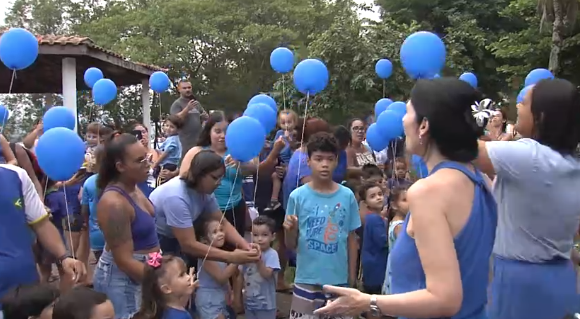 Céu de São Vicente é tomado por balões azuis no Dia Mundial do Autismo; Assista!