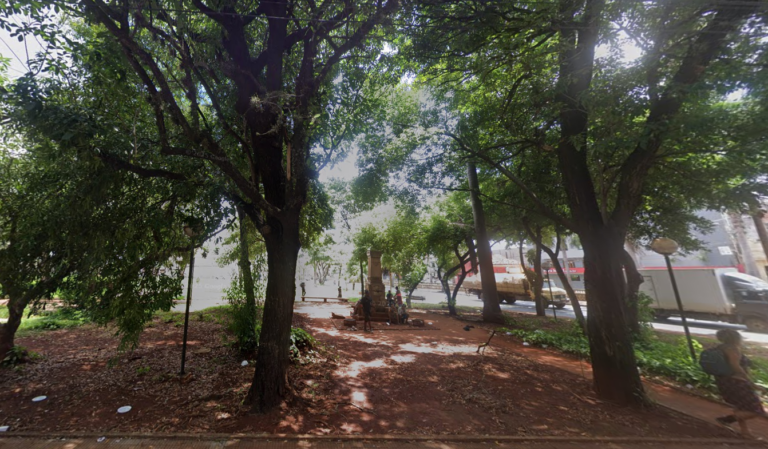 Homem de 52 anos é encontrado morto em praça da Baixada e polícia investiga o caso