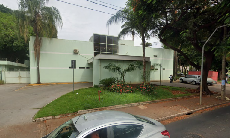 Ao sair do posto de saúde depois de atendimento, idosa é assaltada por ciclista no Centro