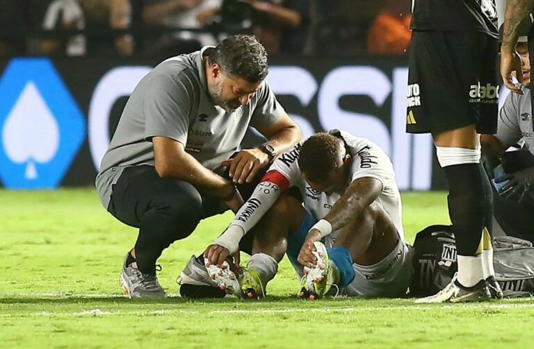 Neymar tem nova lesão muscular e deve ficar pelo menos um mês sem jogar