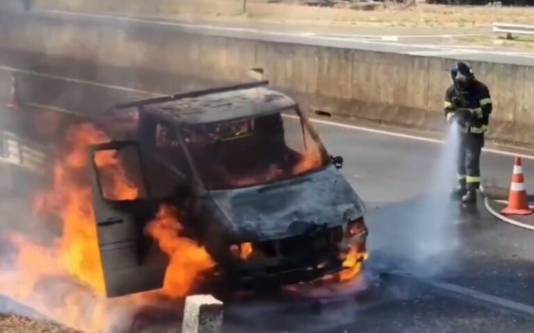 Caminhão carregado de bebidas pega fogo e interdita rodovia em Limeira