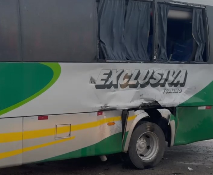 Acidente entre caminhão e ônibus interdita acesso entre Rodovia Miguel Melhado e Santos Dumont