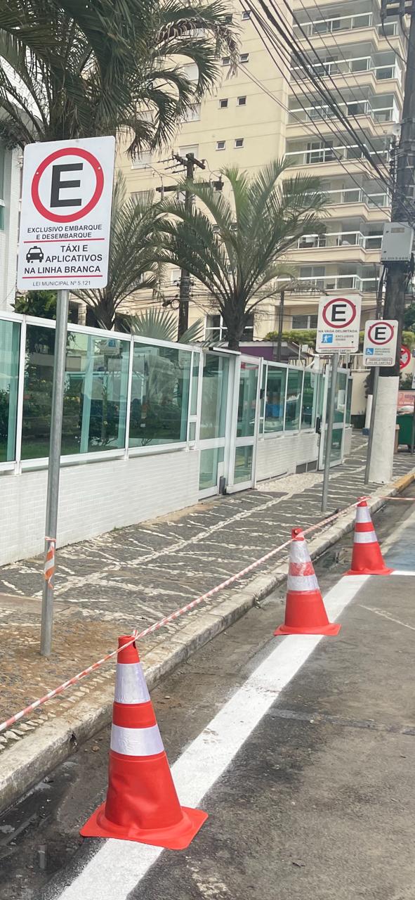 Guarujá inaugura pontos de parada de passageiros para motoristas de aplicativo e táxi