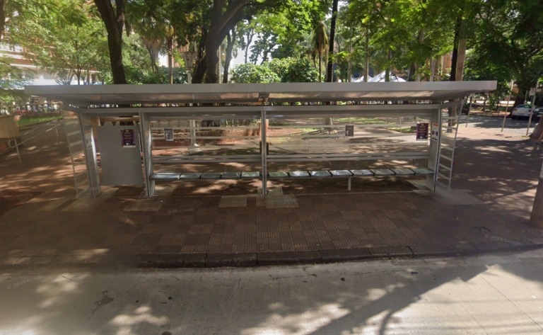 Cozinheiro perde a carteira ao ser assaltado em frente à Catedral; suspeito portava uma faca e ameaçou a vítima de morte