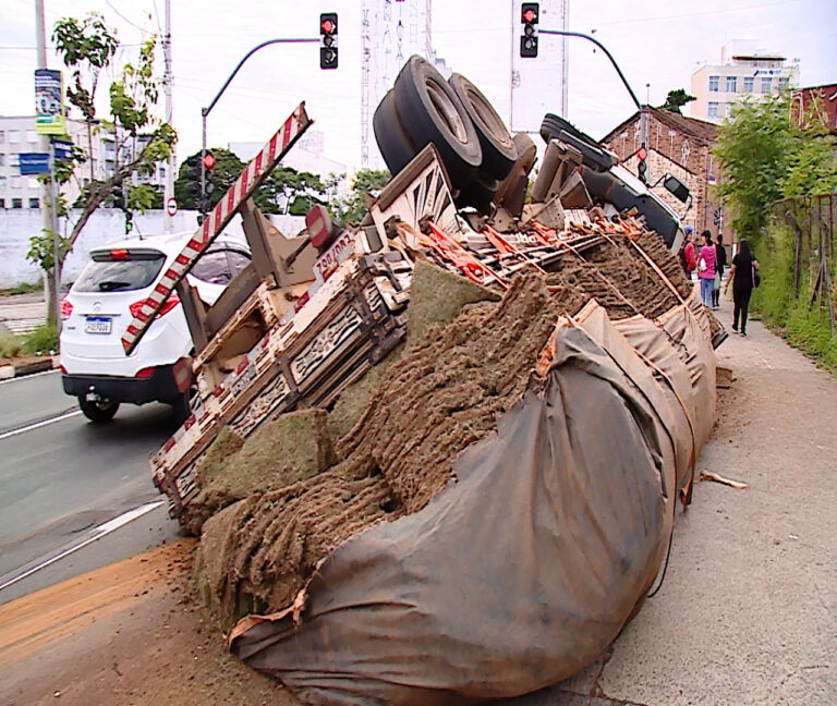 Caminhão carregado com grama tomba na Avenida Lix da Cunha e interdita faixa