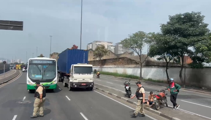 Motociclistas sofrem acidente após se chocarem em corredor de avenida Perimetral de Santos; VÍDEO