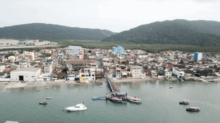 Prefeito de Guarujá articula projeto habitacional para iniciar erradicação de palafitas em Santa Cruz dos Navegantes