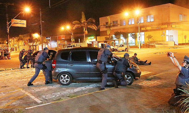 Polícia Militar realiza treinamento em Itanhaém simulando assalto a banco