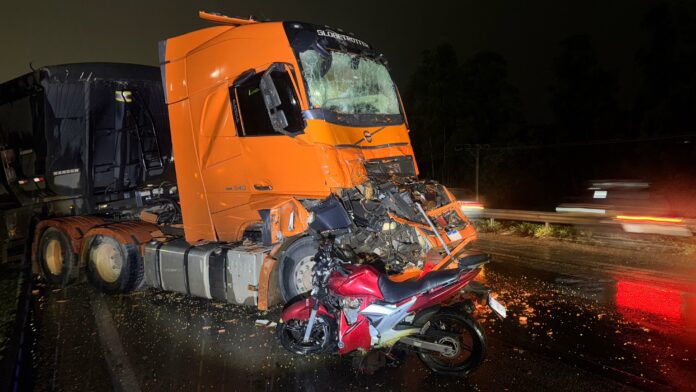 Acidente fatal espalha carga de tijolos na Rodovia Santos Dumont