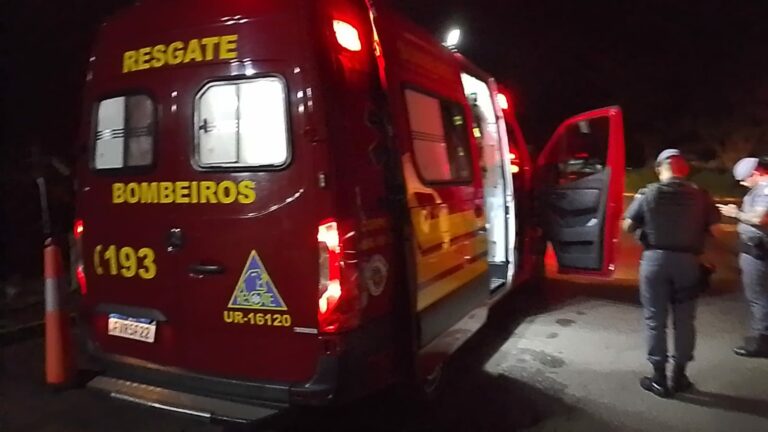 Homem é esfaqueado no pescoço por ex-namorada durante abraço de despedida