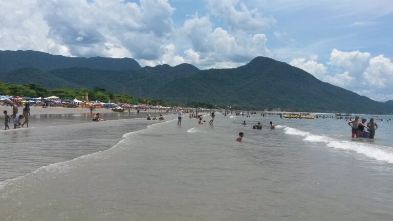Bombeiros suspendem buscas por jovem que desapareceu no mar enquanto surfava em praia de Ubatuba