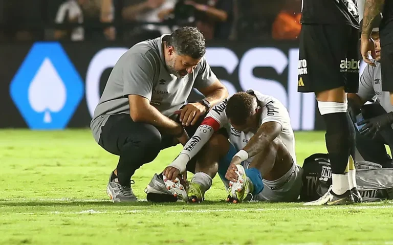 Neymar treina até no feriado e inicia novo tratamento no Santos