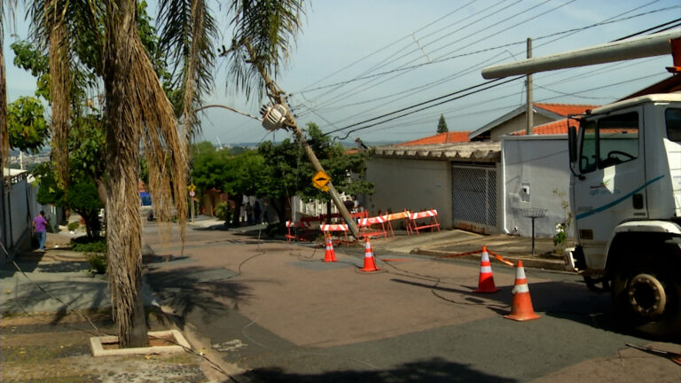 Ônibus colide contra poste e causa apagão em bairro de Campinas