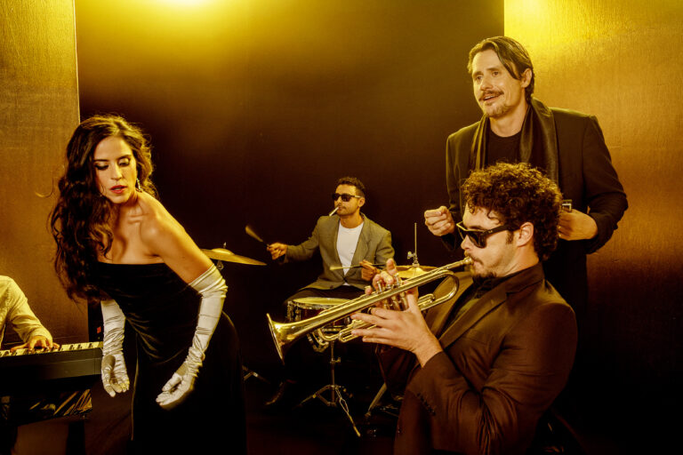 Campinas recebe espetáculo gratuito que une teatro, jazz e fotografia no Teatro Castro Mendes