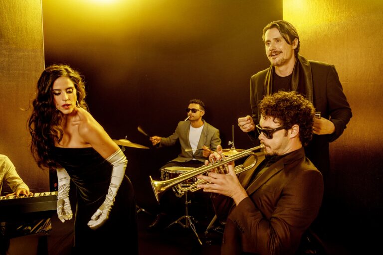 Espetáculo gratuito em Santos, O Livro Vivo celebra o teatro, o jazz e a memória das artes cênicas