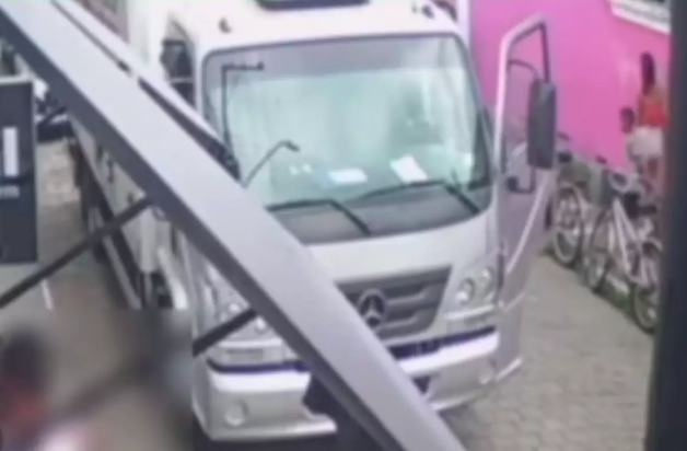 Funcionário tem celular furtado enquanto descarregava mercadoria de caminhão em Iguape