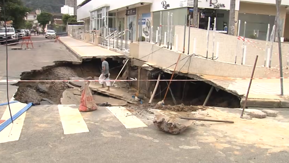 Cratera na linha amarela em São Vicente deixa moradores apreensivos