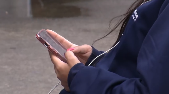 Avanço da tecnologia pode fazer com que o usuário esqueça do principal recurso dos aparelhos celulares: a ligação! Assista