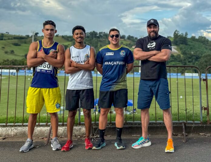 Da esquerda para direita: Flayron Gabriel, Lucas Henrique, técnico Matheus Carvalho e o assessor executivo da SMELR, Emerson Ruzzão | Foto: Divulgação da Prefeitura de Araçatuba