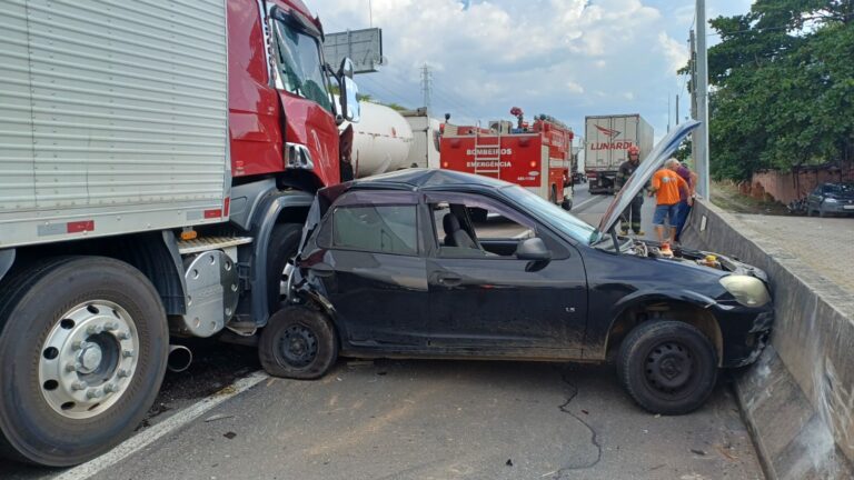 Três pessoas ficam feridas em acidente na Dutra em Roseira