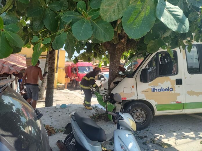 Van com funcionários da Prefeitura bate em árvore, em Ilhabela
