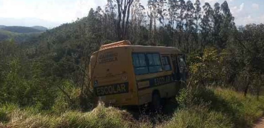 Ônibus escolar perde freio e deixa 12 feridos em Lorena Ônibus escolar perde freio e deixa 12 feridos em Lorena