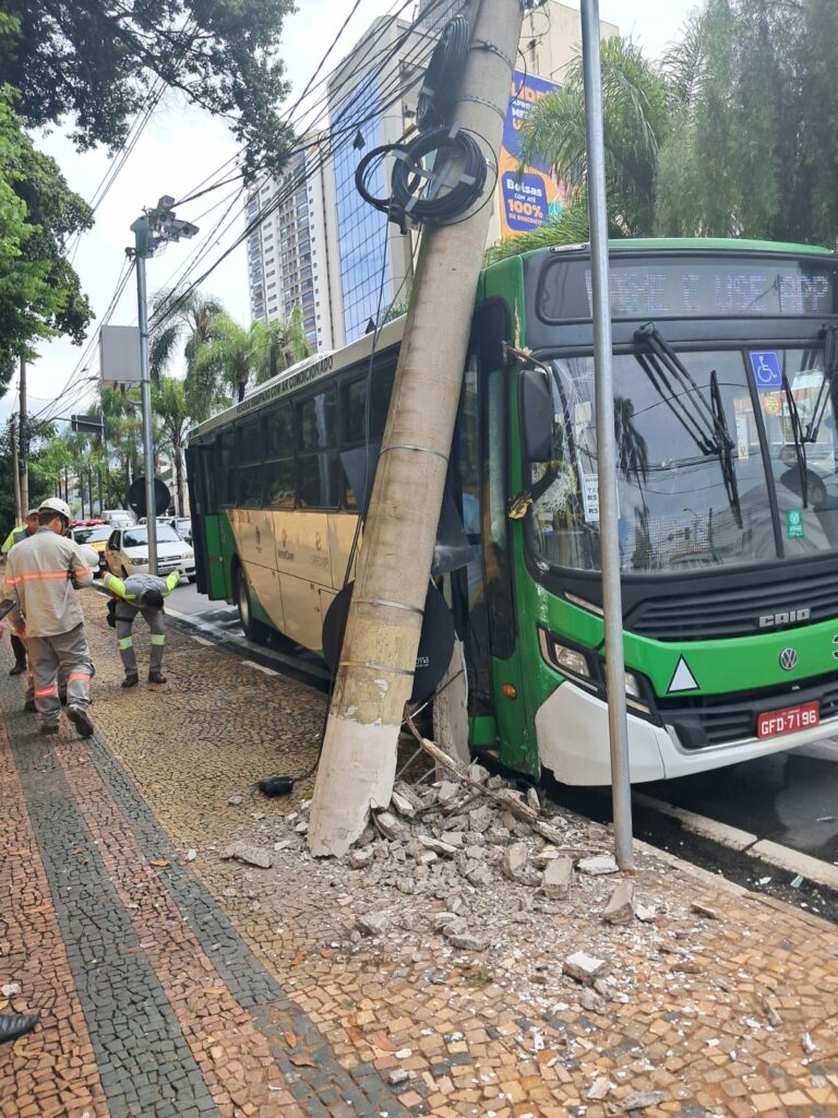 Ônibus do transporte urbano bate em poste no centro de Campinas