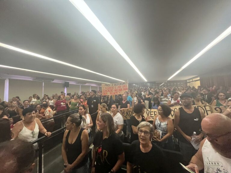 Fim da greve em São Vicente: Proposta de reajuste salarial é aceita e professores voltam às atividades nesta quarta