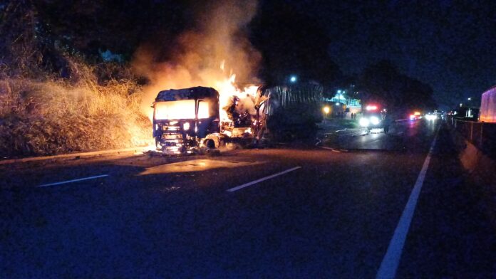 Carrega pega fogo e causa congestionamento na Dutra em Guaratinguetá