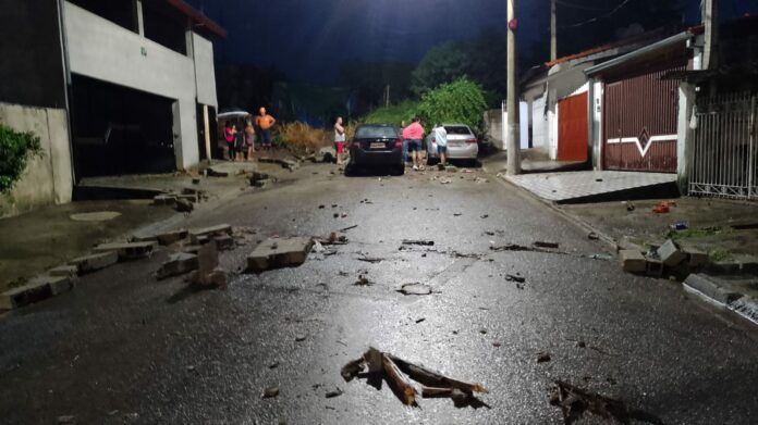 Temporal derruba muros e alaga casas em Jacareí