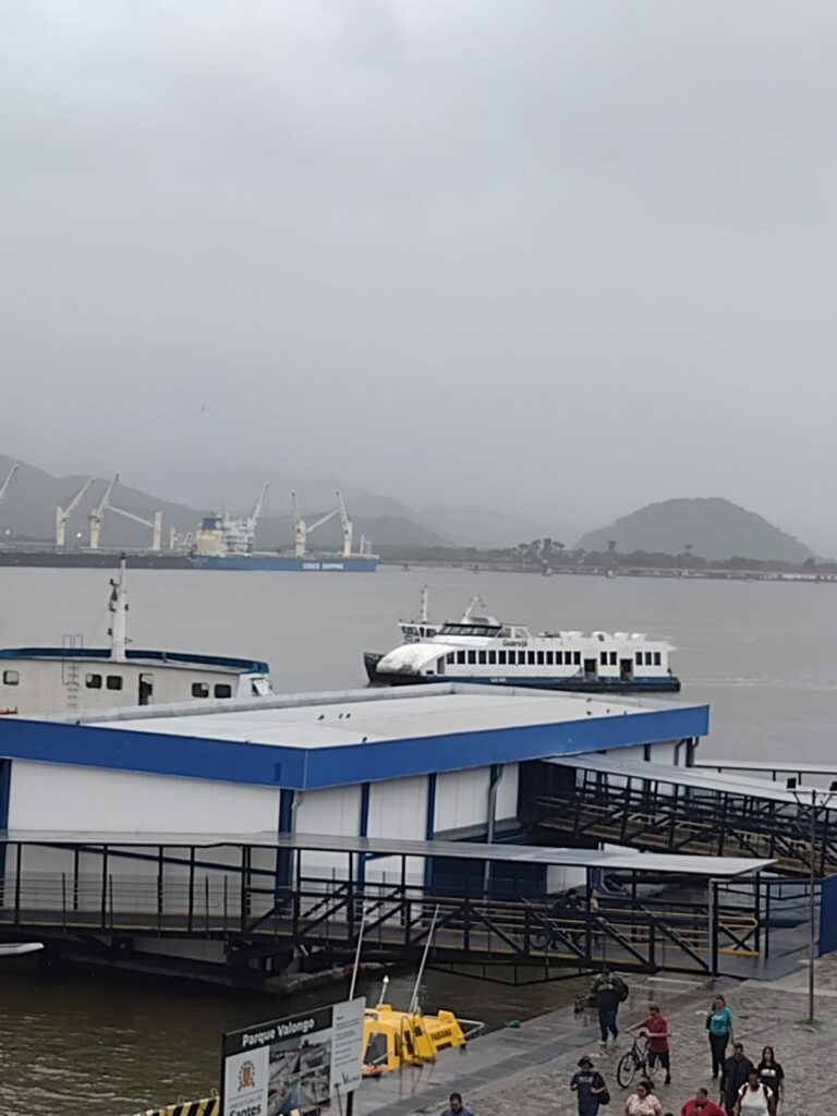 Embarcação de travessia apresenta problema técnico e precisa de ajuda para atracar em Santos; VÍDEO