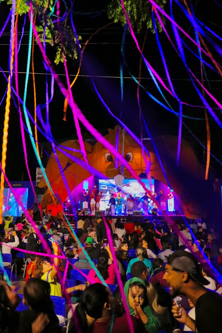 Show Encantado de Páscoa traz alegria e diversão à Vila Costa e Silva