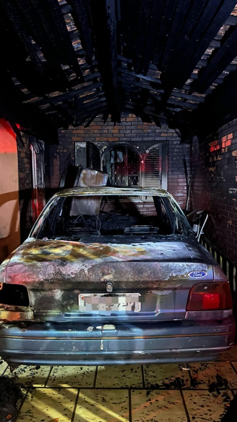 Carro pega fogo em garagem de casa e moradores precisam ser resgatados por Bombeiros