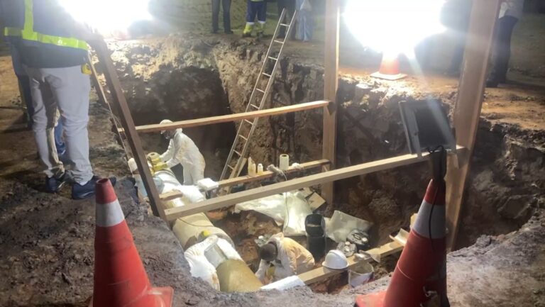 Rompimento de adutora deixa bairro sem água e causa rachaduras em imóveis no bairro Ponte Preta