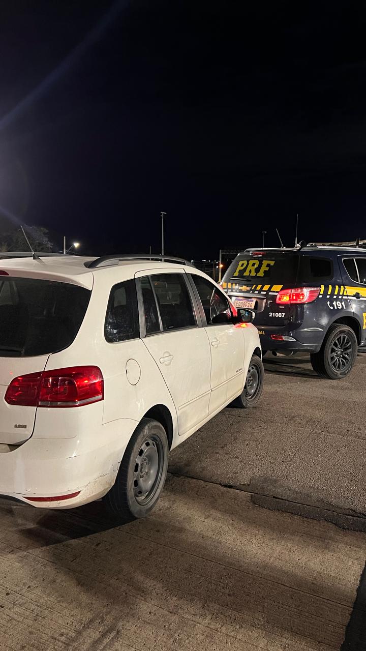 Homem é preso com carro roubado e adulterado na Dutra em Jacareí