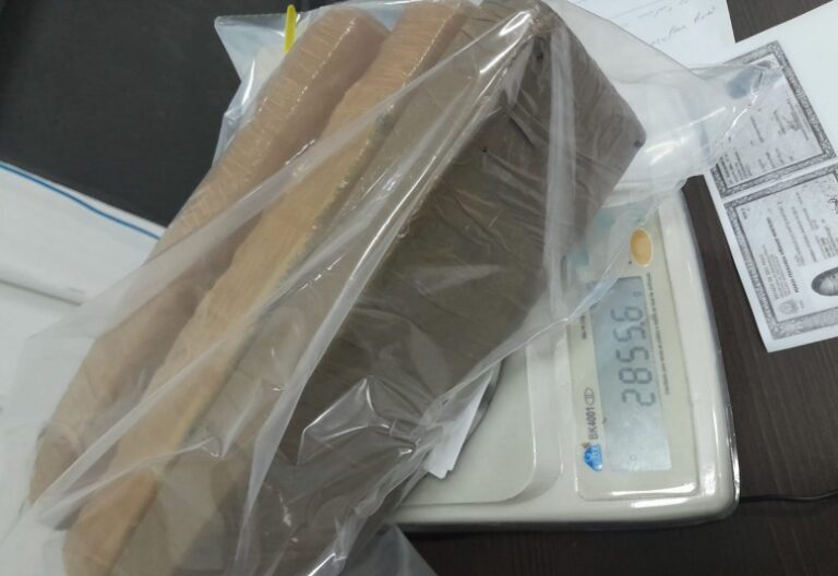 Dupla é presa com quase 3 kg de drogas em Pindamonhangaba