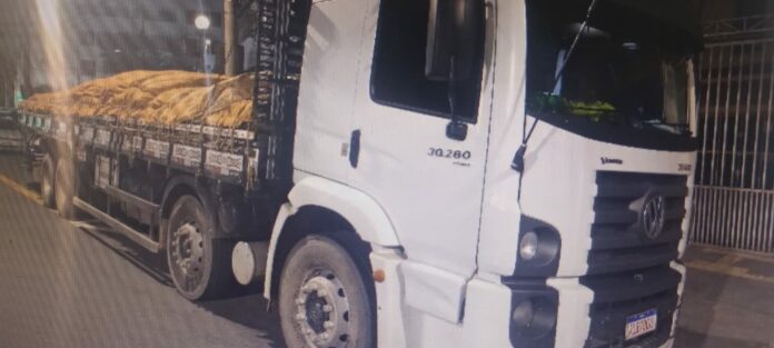 GCM prende dupla por roubo de caminhão e carga avaliada em mais de R$ 150 mil em Jacareí GCM prende dupla por roubo de caminhão e carga avaliada em mais de R$ 150 mil em Jacareí