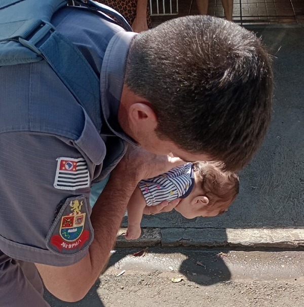 Ligações via 190 e 193 ajudaram a salvar mais de 1 mil bebês de engasgo em SP