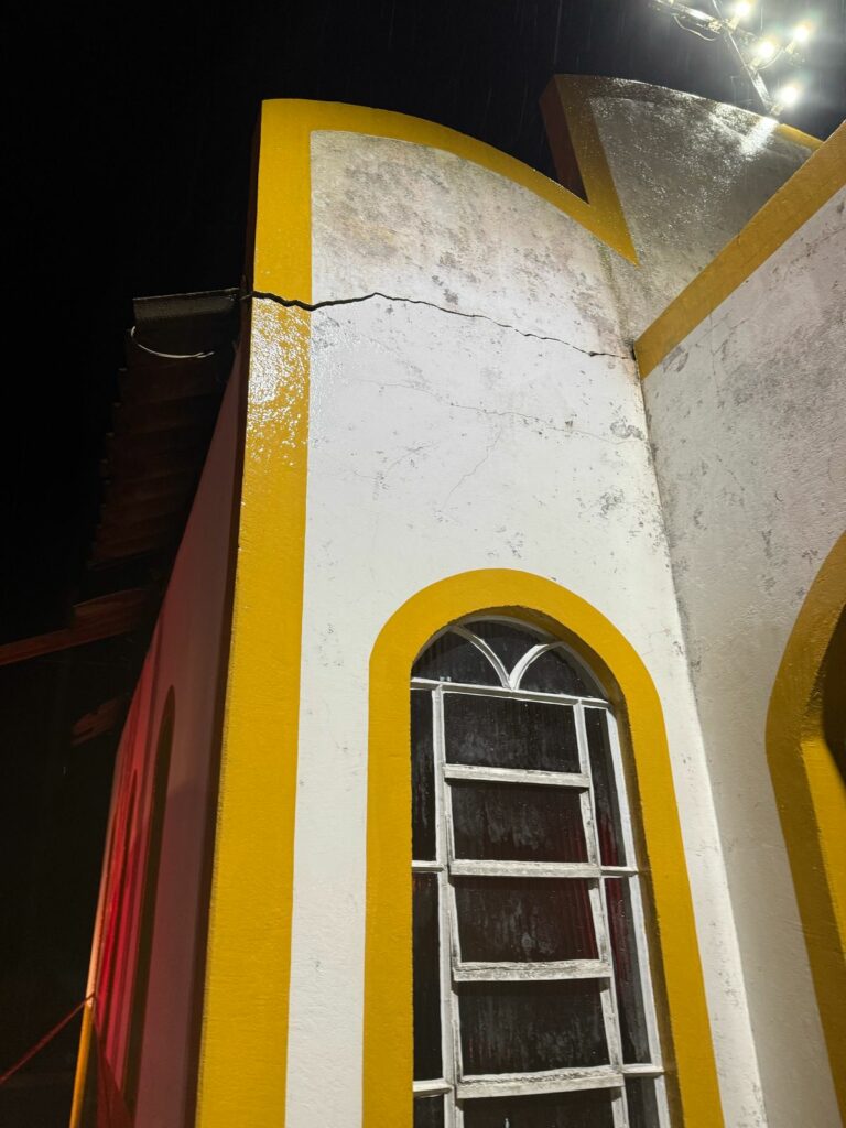 Chuva desaloja moradores e causa trinca em igreja de Areias