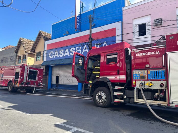 Incêndio em loja mobiliza bombeiros em Cruzeiro