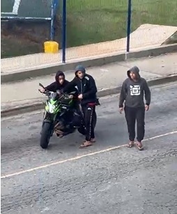 VÍDEO: Motocicleta é roubada no meio da rua na zona sul de São José