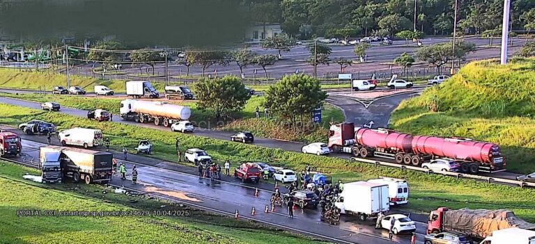 Engavetamento com oito veículos interdita Rodovia dos Bandeirantes em Itupeva
