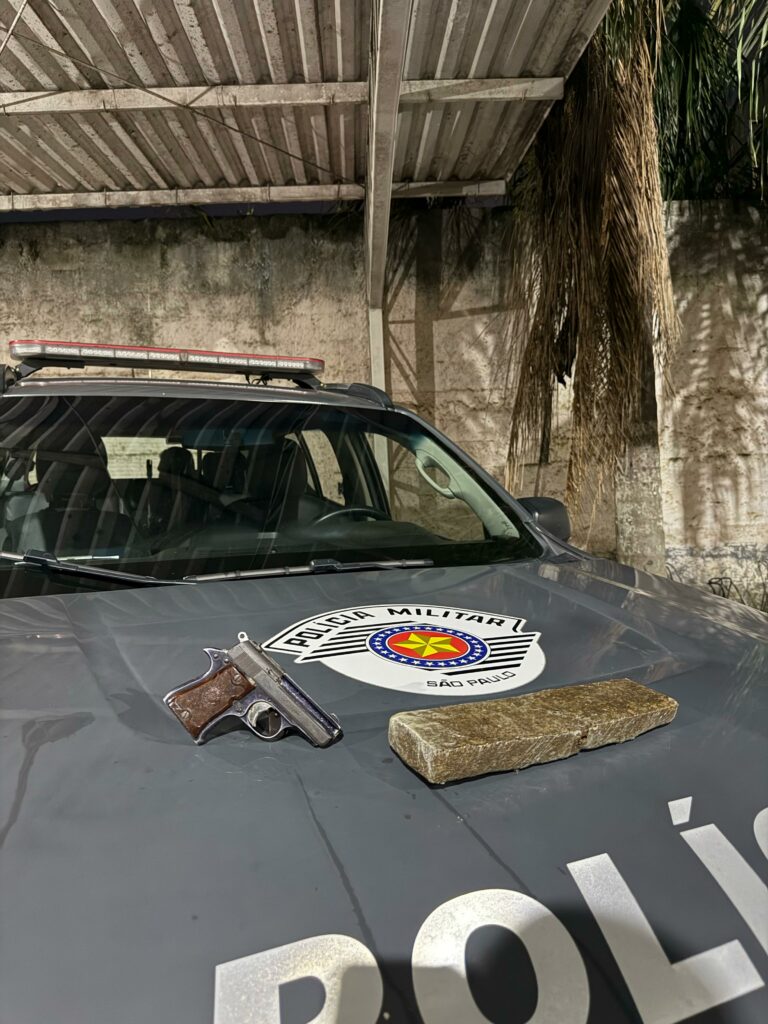 Dupla é presa com pistola e tijolo de maconha em Pindamonhangaba