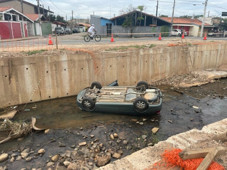 Idoso morre após ser atropelado pelo próprio carro