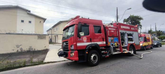 Incêndio em apartamento mobiliza bombeiros em Caraguatatuba Incêndio em apartamento mobiliza bombeiros em Caraguatatuba