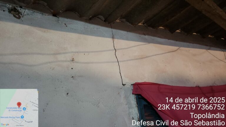 Família é removida de casa interditada após fortes chuvas em São Sebastião