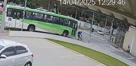VÍDEO: veja momento em que adolescente é atropelado por ônibus na zona sul de São José
